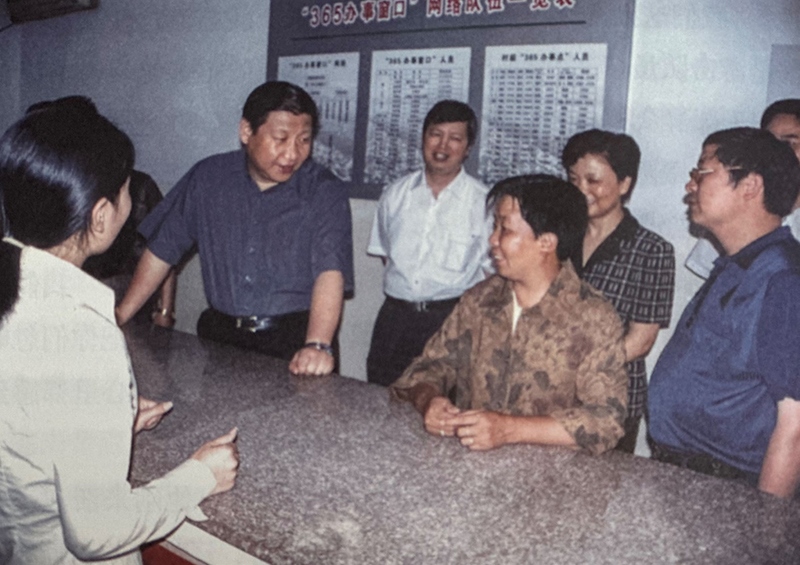 2003年6月，習(xí)近平在浙江金華市磐安縣新渥鎮(zhèn)“365辦事窗口”調(diào)研。