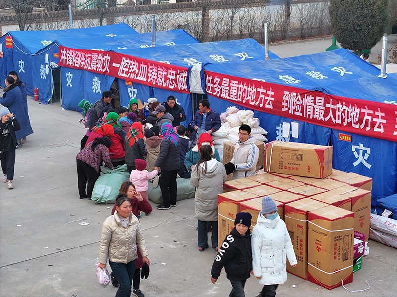 草灘村安置點外。賀勇攝。