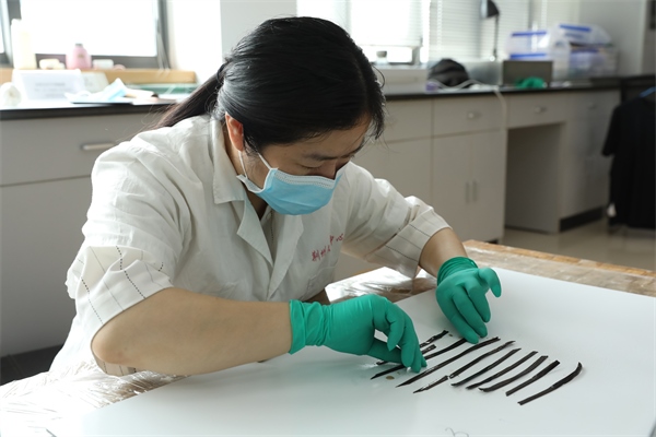 考古工作者正給竹簡排序。國家文物局供圖