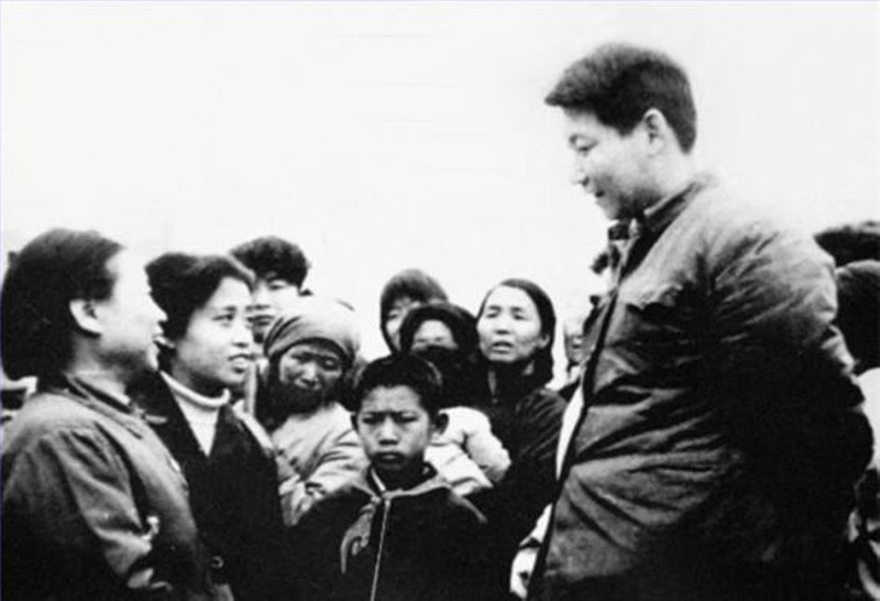 1983年，時(shí)任中共正定縣委書(shū)記的習(xí)近平同趙村群眾交談。