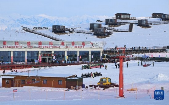 隨著新雪季的到來，那拉提國際滑雪場迎來眾多游客（(12月21日攝）。