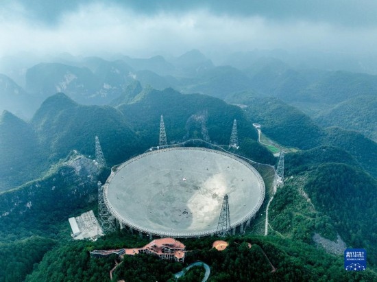 這是2023年7月26日拍攝的“中國(guó)天眼”全景（無人機(jī)照片，維護(hù)保養(yǎng)期間拍攝）。 新華社記者 歐東衢 攝