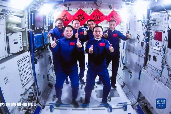 這是2023年10月26日在北京航天飛行控制中心拍攝的神舟十六號(hào)航天員乘組與神舟十七號(hào)航天員乘組“全家福”。 新華社發(fā)（韓啟揚(yáng) 攝）