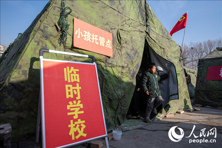 12月22日，在積石山縣大河家鎮(zhèn)大河村安置點，陸軍76集團軍某旅搭建的“臨時學?！背蔀樾∨笥训摹凹佑驼尽薄Ｈ嗣窬W(wǎng)記者 翁奇羽攝