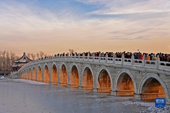 這是12月22日拍攝的頤和園十七孔橋“金光穿洞”景象。
