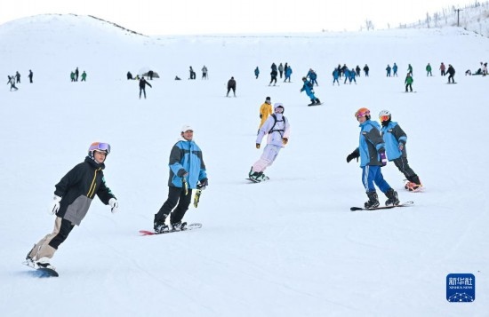 12月21日，游客在那拉提國際滑雪場滑雪。