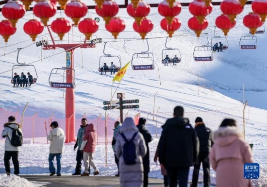 12月21日，那拉提國際滑雪場迎來眾多游客。