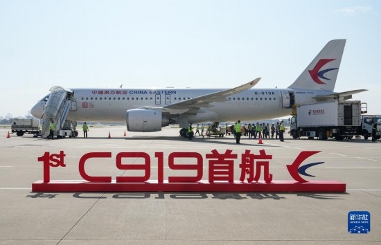 這是2023年5月28日在上海虹橋國(guó)際機(jī)場(chǎng)停機(jī)坪拍攝的C919飛機(jī)。當(dāng)日，由C919大型客機(jī)執(zhí)飛的東方航空MU9191航班平穩(wěn)降落在北京首都國(guó)際機(jī)場(chǎng)，標(biāo)志著該機(jī)型圓滿完成首個(gè)商業(yè)航班飛行，正式進(jìn)入民航市場(chǎng)，開啟市場(chǎng)化運(yùn)營(yíng)、產(chǎn)業(yè)化發(fā)展新征程。 新華社記者 丁汀 攝