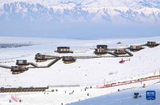 那拉提國際滑雪場旁新近落成的雪景星空民宿（12月21日攝）。
