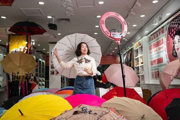 在義烏打拼了27年的商戶張吉英，正通過直播銷售雨傘。義烏市委宣傳部供圖