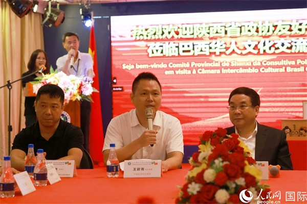 中國駐里約熱內盧代總領事王尉育（中）在座談會中致辭。人民網記者 陳海琪攝