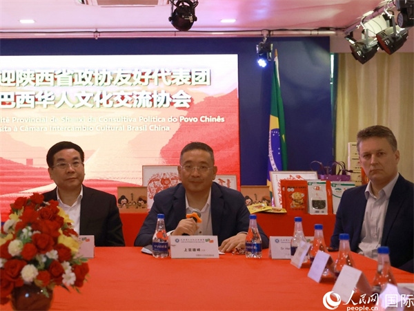巴西華人文化交流協會主席上官建峰（中）在座談會上發(fā)言。人民網記者 陳海琪攝