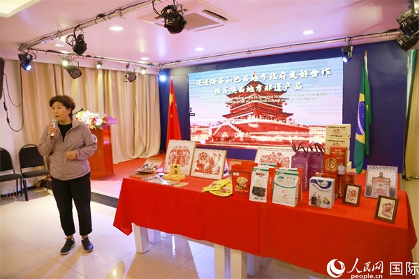 代表團成員、咸陽市政協主席李曉靜向與會嘉賓介紹了陜西的特色產品。人民網記者 陳海琪攝