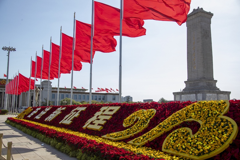 2022年10月16日，北京，中國共產(chǎn)黨第二十次全國代表大會開幕，人民大會堂外紅旗飄揚。