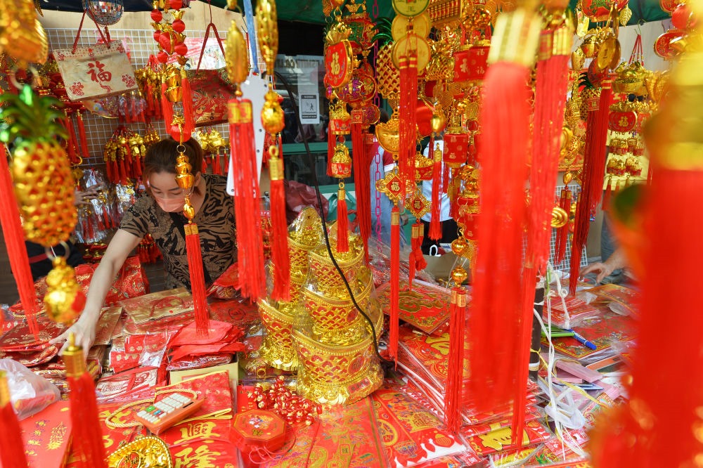 一名商販在泰國曼谷唐人街的攤位上擺放春節(jié)飾品。新華社發(fā)（拉亨攝）