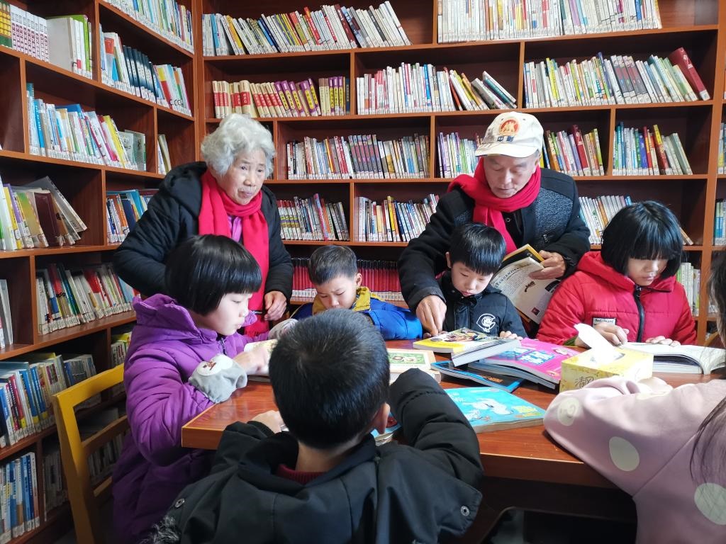 夏昭炎夫婦在譚家垅村的小書屋輔導(dǎo)小學(xué)生。（劉峰 攝）