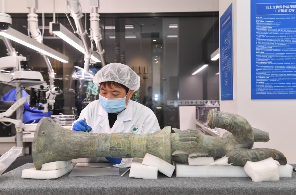 在三星堆博物館文物保護(hù)與修復(fù)館內(nèi)，工作人員在對(duì)文物進(jìn)行清理。新華社記者劉坤 攝