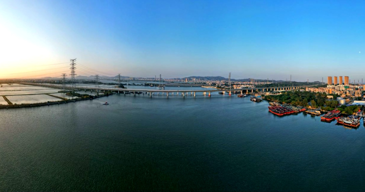 汕汕鐵路練特江大橋。國鐵集團供圖