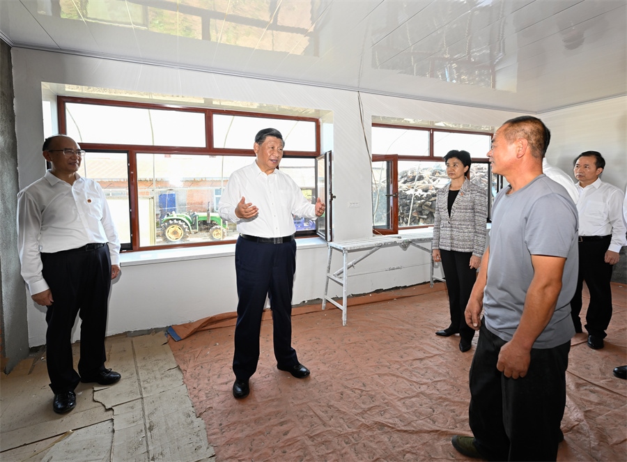 2023年9月7日，在遭受洪澇災(zāi)害的黑龍江尚志市老街基鄉(xiāng)龍王廟村，習(xí)近平總書記走進(jìn)村民楊春貴家中，察看受損房屋修繕情況。