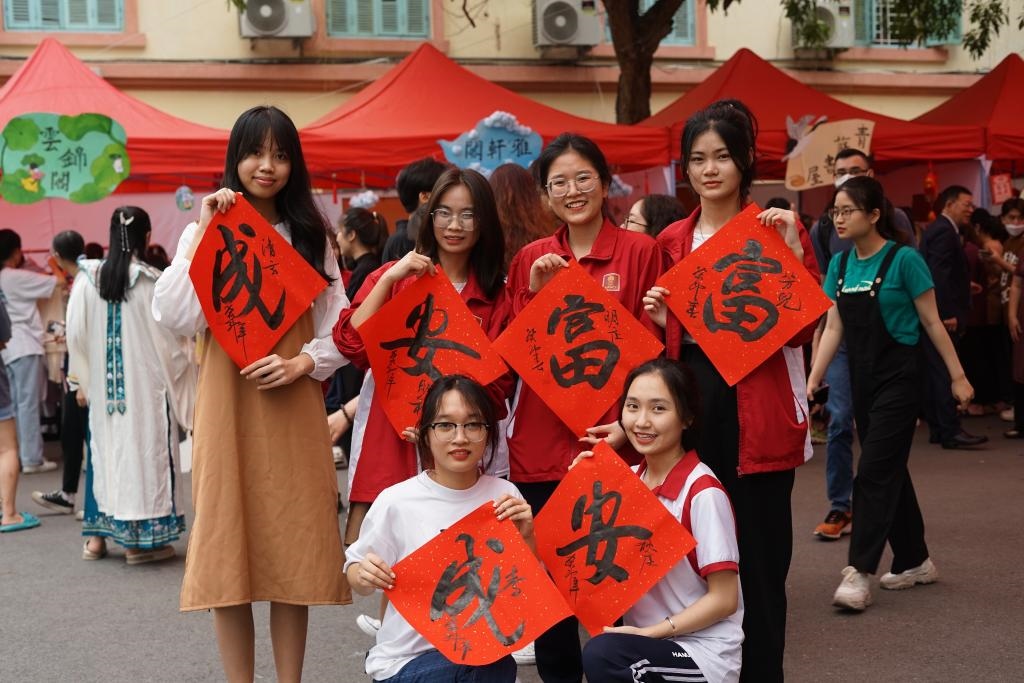2023年4月21日，在越南河內(nèi)大學(xué)孔子學(xué)院，越南大學(xué)生展示漢字書(shū)法作品。新華社記者胡佳麗攝