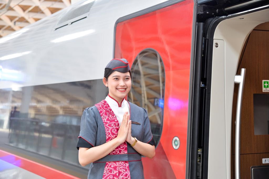 12月12日，乘務(wù)人員在印度尼西亞雅加達(dá)的哈利姆車(chē)站站臺(tái)歡迎乘坐雅萬(wàn)高鐵的乘客。新華社記者徐欽攝