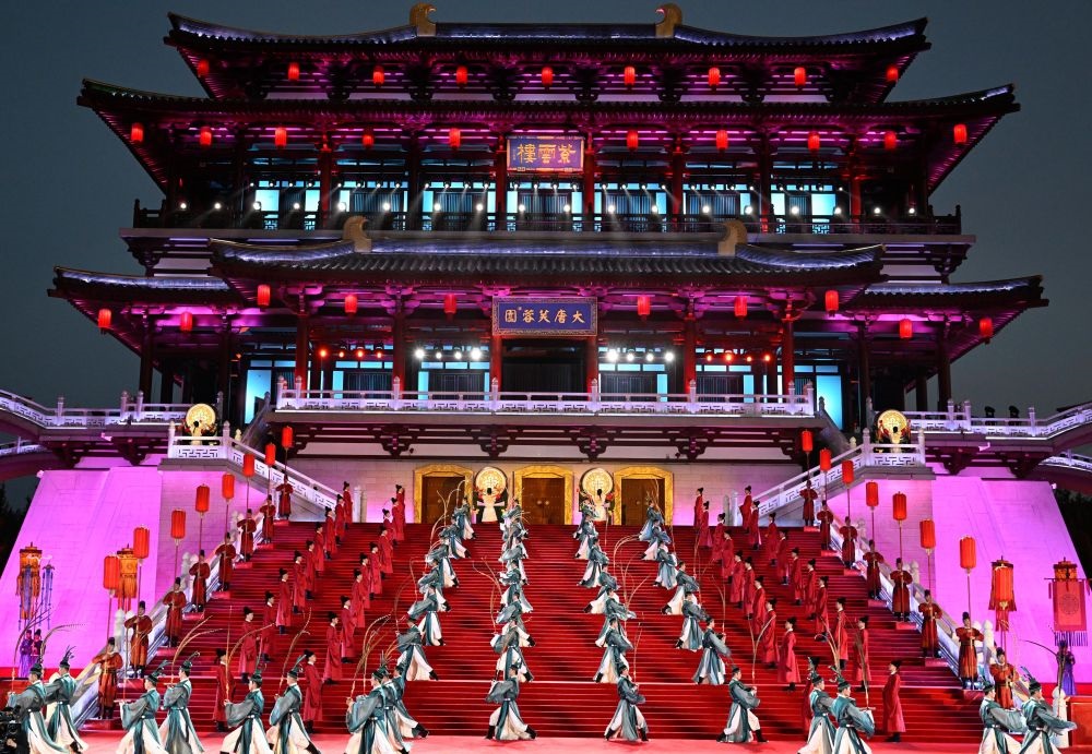 這是2023年5月18日在陜西省西安市大唐芙蓉園拍攝的中國—中亞峰會歡迎儀式。新華社記者 申宏 攝