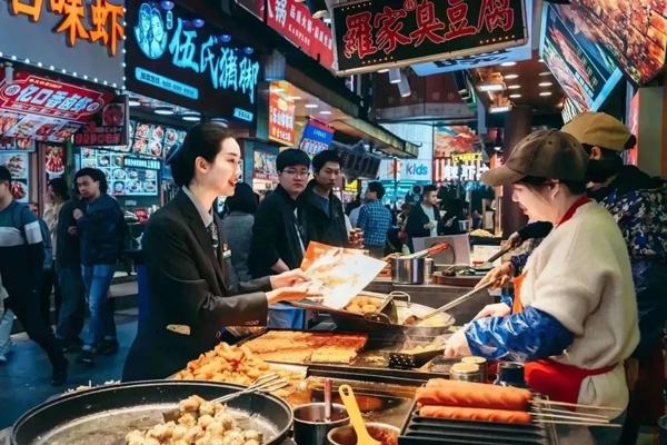 當(dāng)?shù)劂y行工作人員向個(gè)體經(jīng)營者介紹金融服務(wù)。受訪者供圖