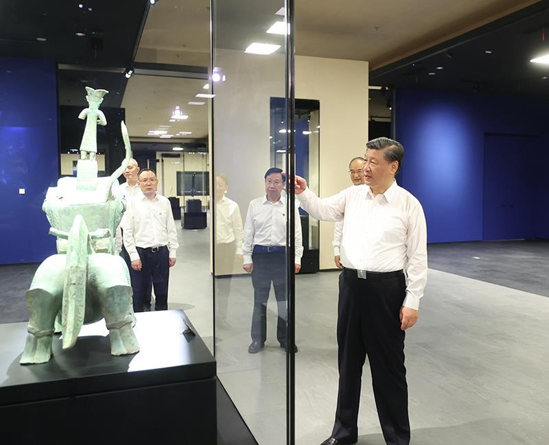 △2023年7月26日，習(xí)近平總書記在位于四川德陽市廣漢市的三星堆博物館新館參觀。