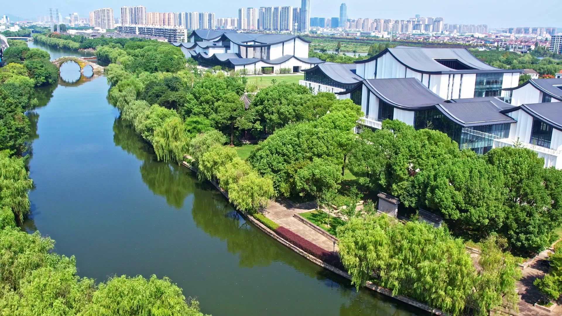 △浙東運河。今年9月20日，習(xí)近平總書記來到浙東運河文化園考察，強調(diào)“大運河文化是中國優(yōu)秀傳統(tǒng)文化的重要組成部分，要在保護、傳承、利用上下功夫，讓古老大運河煥發(fā)時代新風(fēng)貌”。