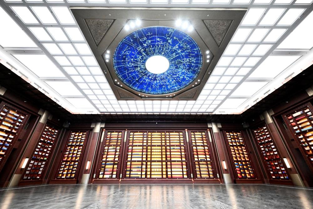 △中國國家版本館中央總館“文瀚閣”內(nèi)景。星空穹頂上是一幅宋代石刻天文圖，傳遞著“文瀚閣”的寓意：中華文明如星空般浩瀚璀璨。