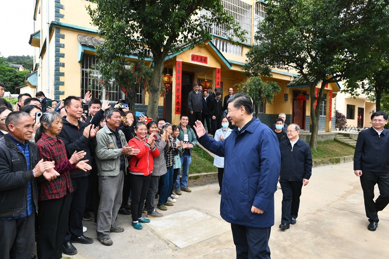 2021年4月25日，習(xí)近平總書記在廣西桂林市全州縣才灣鎮(zhèn)毛竹山村考察時(shí)，同鄉(xiāng)親們親切交流。新華社記者 謝環(huán)馳 攝