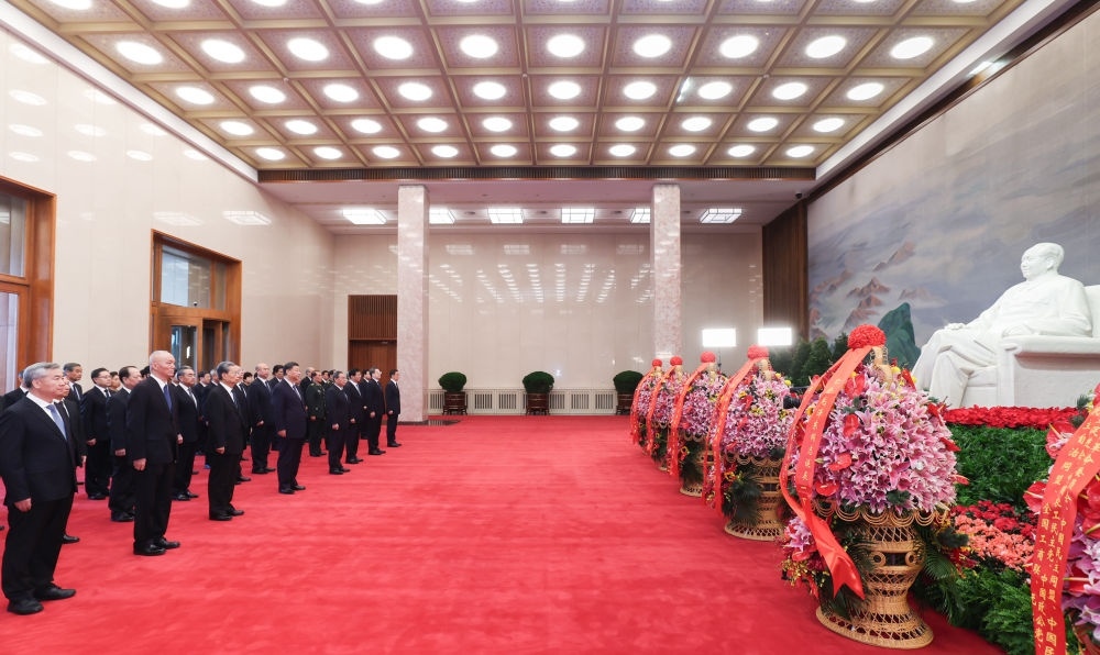 12月26日，中共中央在北京人民大會(huì)堂舉行紀(jì)念毛澤東同志誕辰130周年座談會(huì)。座談會(huì)前，習(xí)近平、李強(qiáng)、趙樂際、王滬寧、蔡奇、丁薛祥、李希、韓正等領(lǐng)導(dǎo)同志來到毛主席紀(jì)念堂瞻仰毛澤東同志遺容。