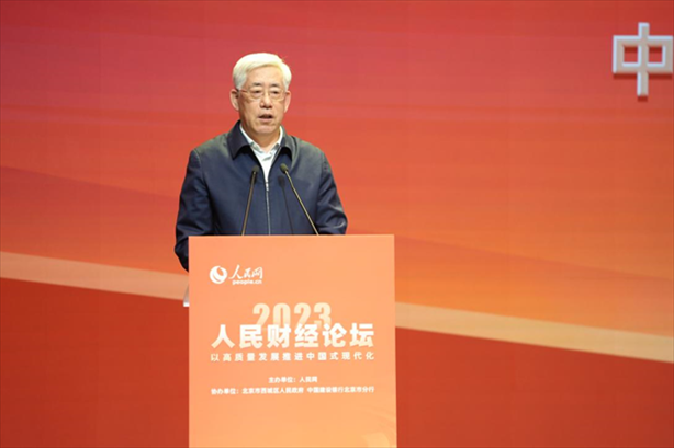 中國國際經(jīng)濟(jì)交流中心副理事長韓永文在論壇現(xiàn)場(chǎng)做主旨發(fā)言。人民網(wǎng)記者 翁奇羽攝