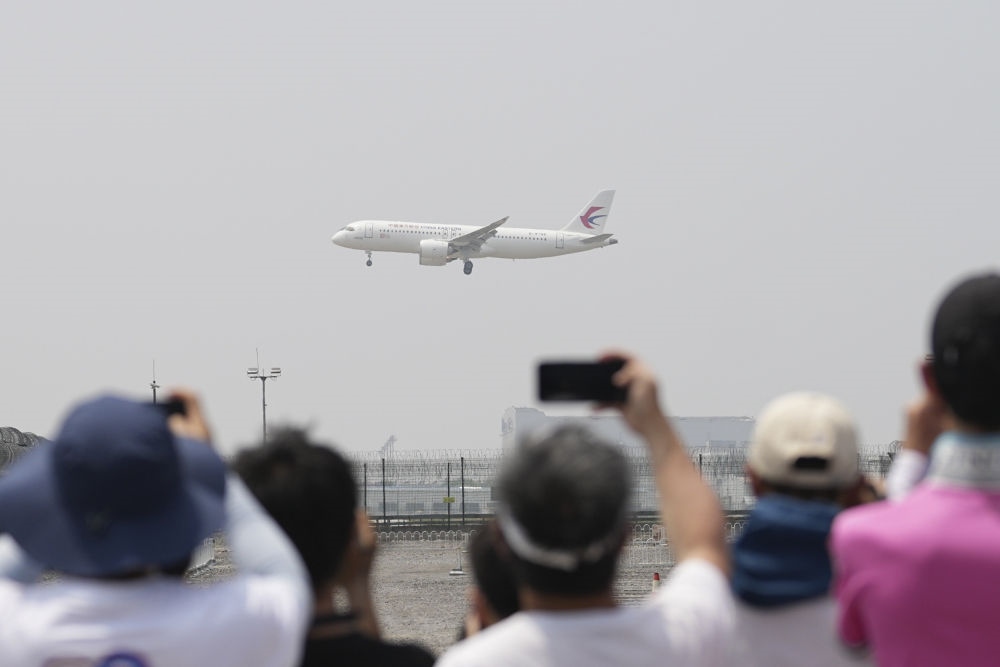 2023年5月28日，C919首個(gè)商業(yè)航班東航MU9191飛抵北京首都國(guó)際機(jī)場(chǎng)。新華社記者 鞠煥宗 攝