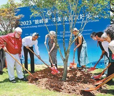 6月，2023“鼓嶺緣”中美民間友好論壇在福建省福州市舉辦。圖為出席“鼓嶺之友”座談會(huì)的中美各界人士在鼓嶺共同植樹留念。