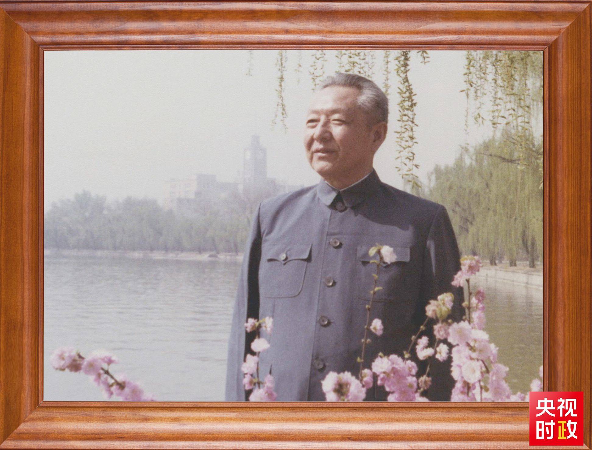 △這是習(xí)近平父親習(xí)仲勛同志的照片。2023年10月15日，是習(xí)仲勛同志誕辰110周年紀(jì)念日。這張照片第一次出現(xiàn)在他的書(shū)架上。