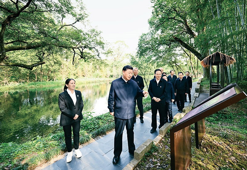 2023年10月10日至13日，中共中央總書記、國家主席、中央軍委主席習近平在江西考察。這是11日下午，習近平在上饒市婺源縣秋口鎮(zhèn)王村石門自然村考察時，了解饒河源國家濕地公園和極度瀕危鳥類藍冠噪鹛保護等情況。 新華社記者 謝環(huán)馳/攝