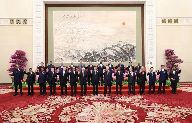 10月18日，習(xí)近平主席在北京人民大會(huì)堂出席第三屆“一帶一路”國(guó)際合作高峰論壇開幕式并發(fā)表主旨演講。這是習(xí)近平同國(guó)際貴賓集體合影。