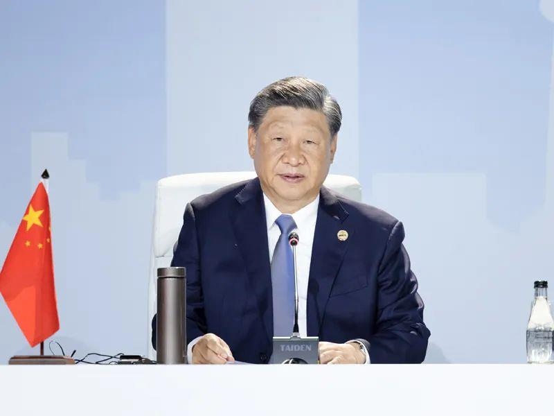 當(dāng)?shù)貢r(shí)間8月24日，習(xí)近平主席在南非約翰內(nèi)斯堡出席金磚國(guó)家領(lǐng)導(dǎo)人第十五次會(huì)晤特別記者會(huì)。