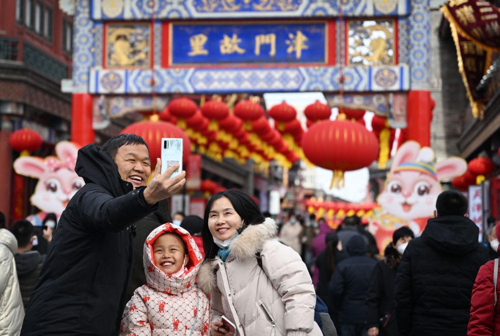 2023年1月26日，農(nóng)歷大年初五，游客在天津古文化街留影。新華社記者 趙子碩 攝