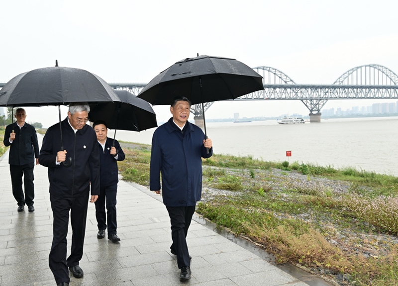 2023年10月10日，習近平在長江國家文化公園九江城區(qū)段考察時，冒雨沿江堤步行察看沿岸風貌。