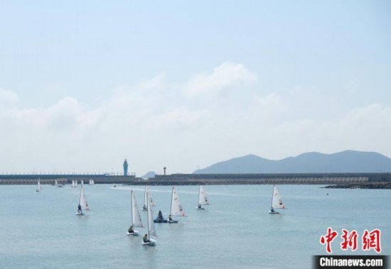 浙江象山，杭州亞運會帆船項目運動員揚帆起航。林波 攝