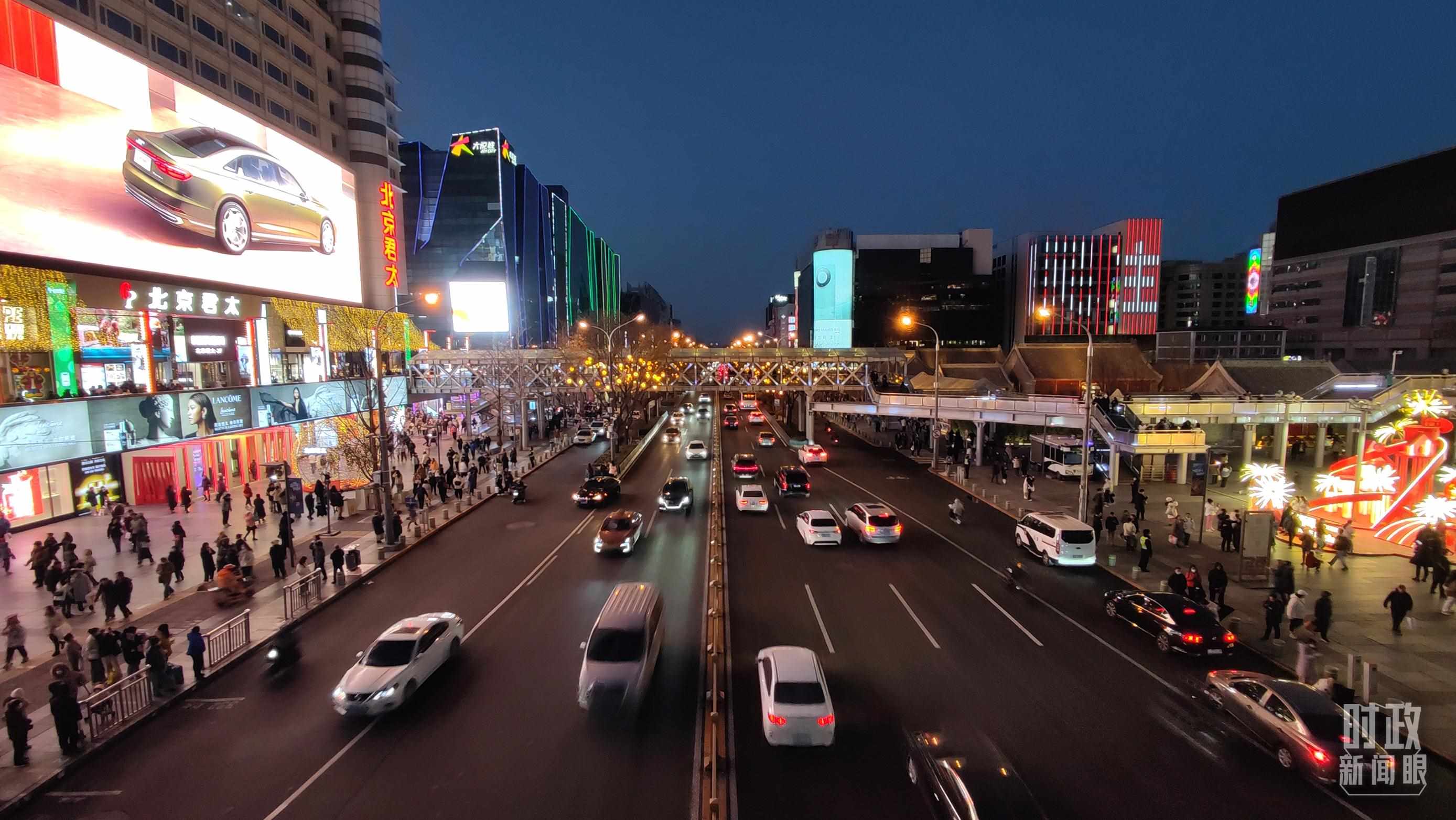 △2023年12月31日，北京西單商業(yè)街區(qū)。（總臺(tái)央視記者薛冠南拍攝）