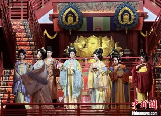 2023年12月31日晚間，在長安十二時辰主題街區(qū)進行的漢服表演。 中新社記者 張一辰 攝