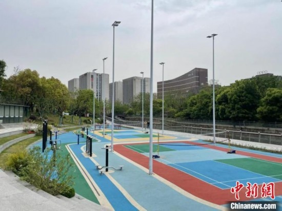 杭州余杭區(qū)一嵌入式體育場地。張煜歡 攝