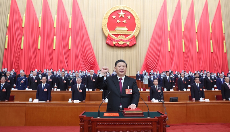 2023年3月10日，習近平進行憲法宣誓。