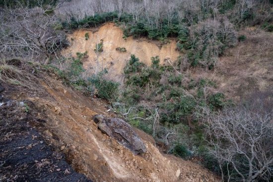  1月2日，在日本石川縣羽咋郡，地震引起山體滑坡。新華社記者張笑宇攝