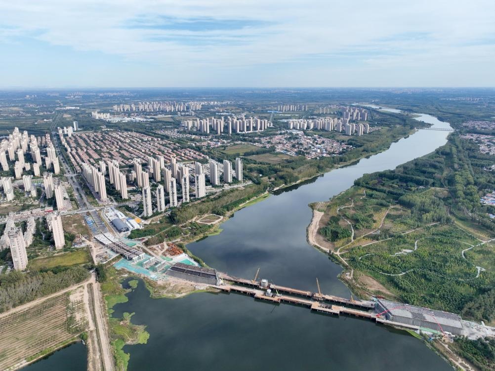 2023年10月拍攝的跨潮白河大橋施工現(xiàn)場。 新華社記者 邢廣利 攝