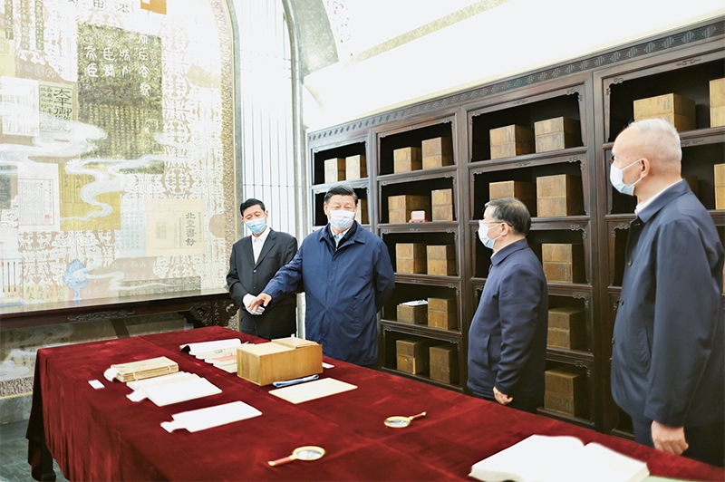 2023年6月1日，習(xí)近平總書(shū)記在中國(guó)國(guó)家版本館考察時(shí)，在蘭臺(tái)洞庫(kù)了解館藏精品版本保存情況。