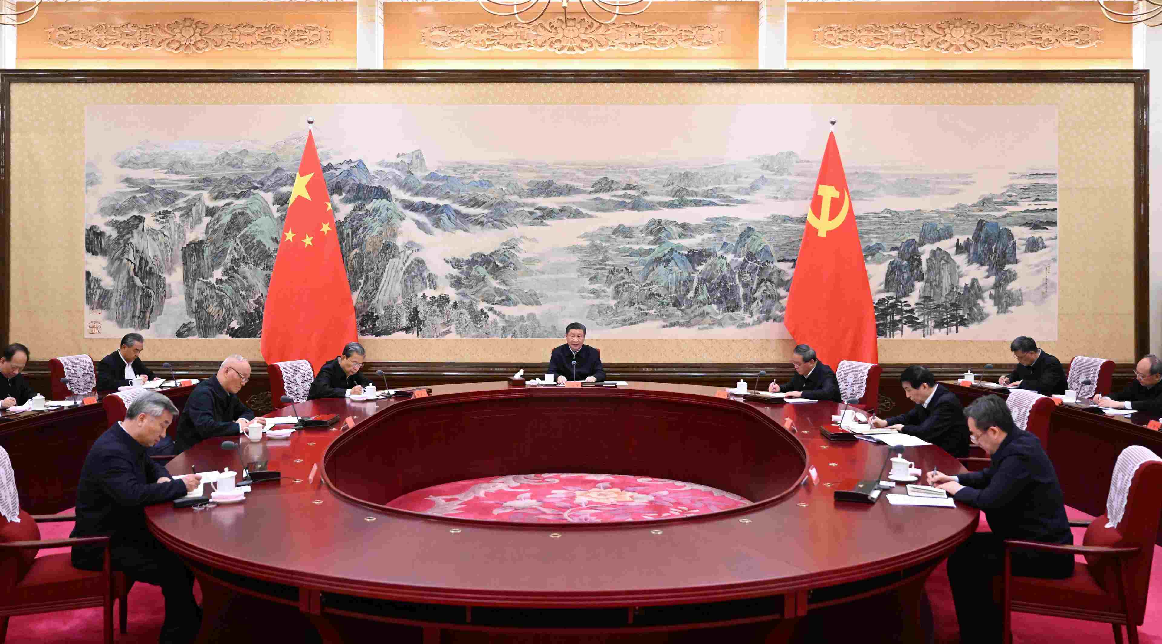 2023年12月21日至22日，中共中央政治局召開學(xué)習(xí)貫徹習(xí)近平新時(shí)代中國(guó)特色社會(huì)主義思想主題教育專題民主生活會(huì)，中共中央總書記習(xí)近平主持會(huì)議并發(fā)表重要講話。